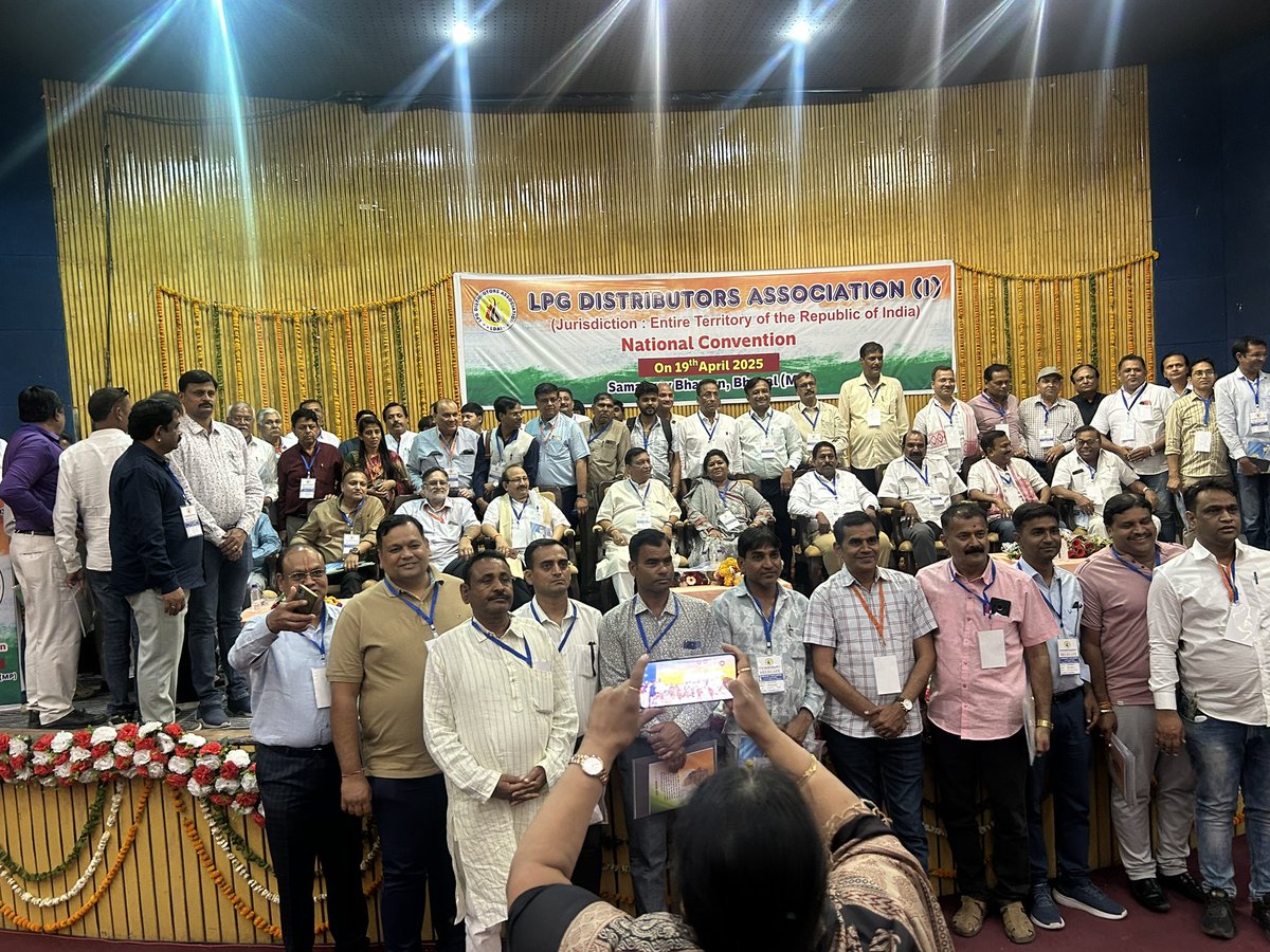 lpgdai24's tweet photo. भोपाल राजधानी में9मसाला में एलपीजी गैस के राष्ट्रीय अधिवेशन अध्यक्ष बीएस... https://t.co/iPXPmbgAjQ via @YouTube
@Secretary_MoPNG @PetroleumMin @MoPNG_eSeva @narendramodi @AmitShah @HardeepSPuri @CMD__HPCL @cmdbpcl @ChairmanIOCL https://t.co/SCDCYrZlOJ