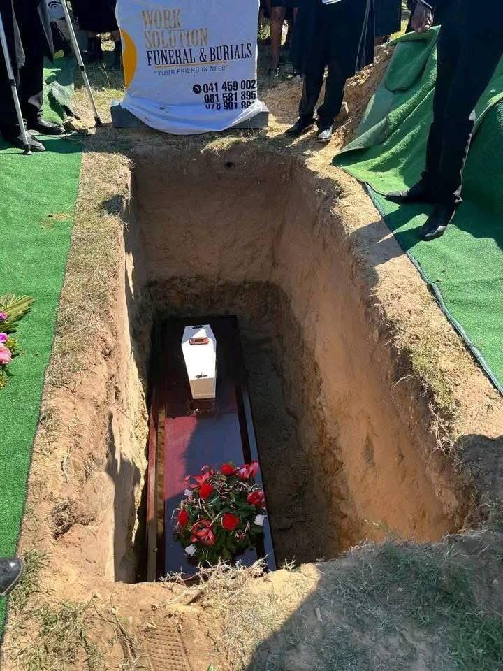 Am_Blujay's tweet photo. Brothers 🙏: Childbirth is dangerous ,sometimes mothers, babies, or both don't survive. If your partner and child make it, your job as a man is to keep her happy every day 🙏. https://t.co/Dm0QN56OtV