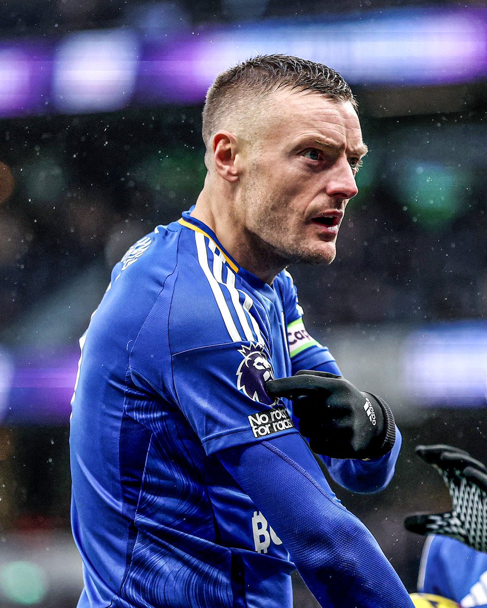 🥺🏴󠁧󠁢󠁥󠁮󠁧󠁿 LEICESTER CITY acaba de DESCENDER nuevamente al Championship, a falta de 5 FECHAS para el final de la Premier League.

Aún así, su capitán Jamie Vardy renovará su contrato AUTOMÁTICAMENTE y luchará por devolverlo a la máxima categoría en 2026, camino a sus 39 AÑOS. 👏🏼

“Acá