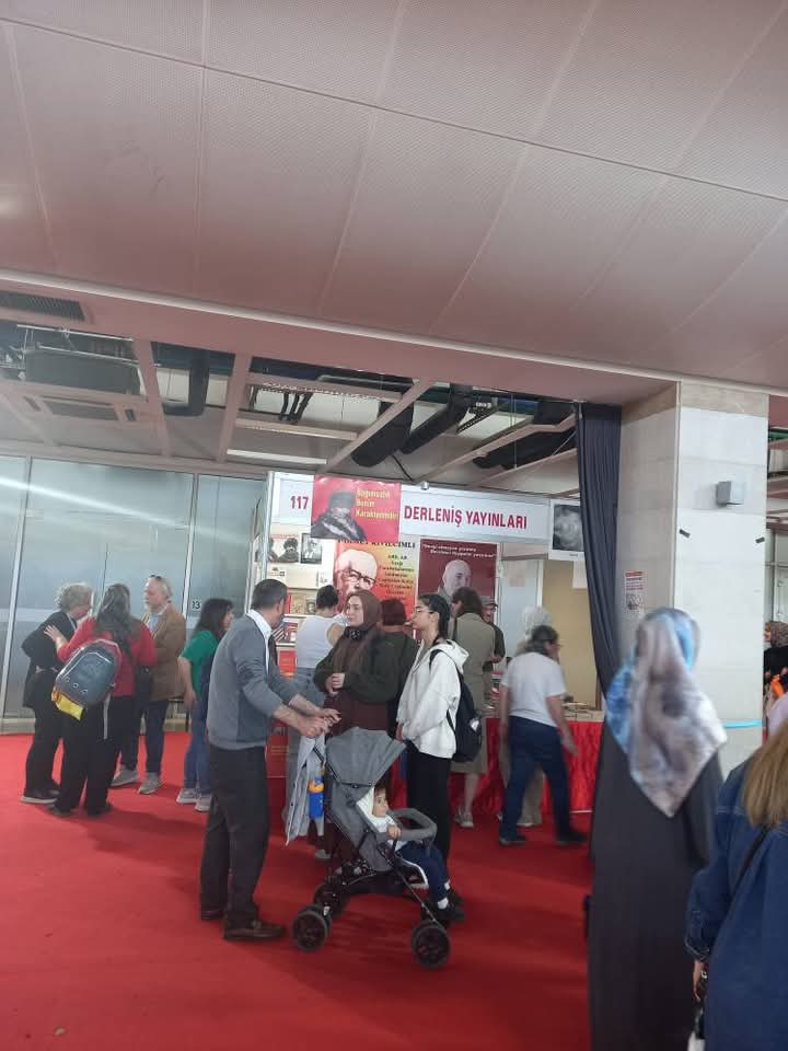 Bursa 22. Kitap Fuarı'nın son gününde halkımızın standımıza ziyaretleri ve yoğun ilgisi devam etti. Türkiye Devrimi'nin Önderi Hikmet Kıvılcımlı ve HKP Genel Başkanı Nurullah Efe Ankut'un yüzlerce eseri okurlarıyla buluştu.