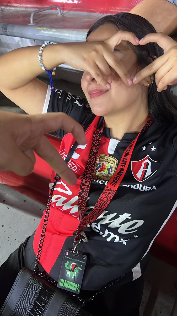 Nevarezalec's tweet photo. Se acabó la temporada, pero el amor por mis colores nunca ❤️🖤 https://t.co/qFZoHIkfkC