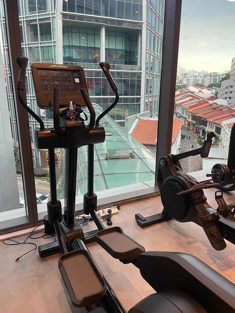 ジムで汗をかき、窓の外の都会の風景を独り占めできます。🌆運働中の小さな幸せです!