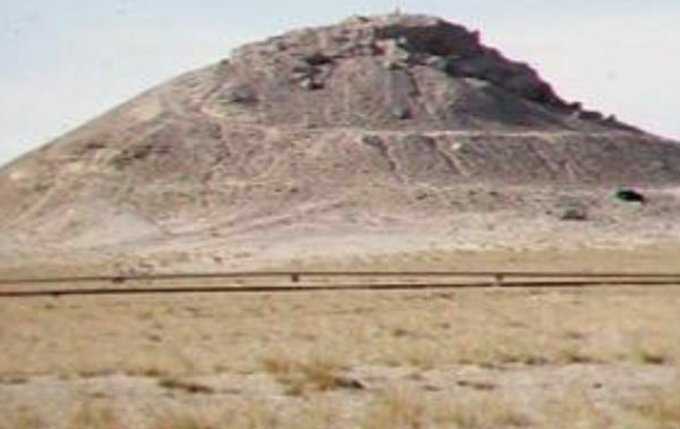 جبل واره (جنوب الكويت)
يسمى الجبل اليتيم.وسميت منطقة وراه عليه.
وقد شهد معارك بالعصر الجاهلي معركة "يوم أواره الأول" بين وقبيلة بكر بن وائل والمنذر بن ماء السماء، وانتصر بها المنذر.
ومعركة "يوم أواره الثاني" بين قبيلة بني تميم وعمرو بن هند ملك الحيرة، وانتصر فيها ملك الحيرة.