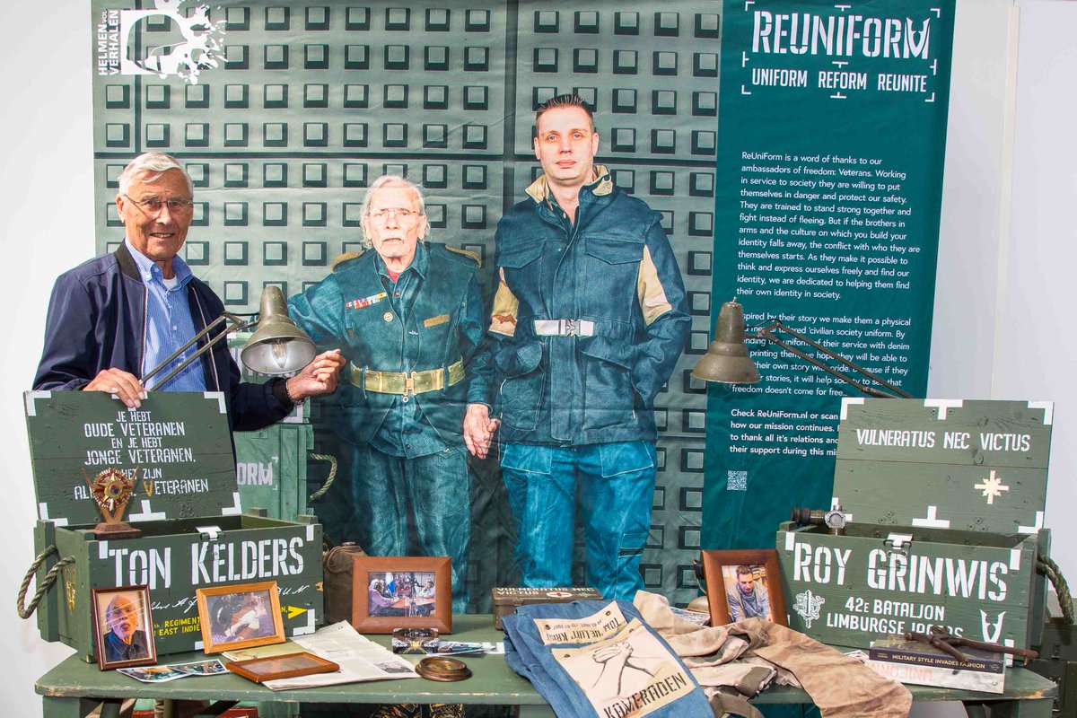 2020Helmen's tweet photo. Het #ReUniForm project van Jaap Spruitenburg met oude veteraan Ton Kelders en jonge veteraan @RoyGrinwis 'Je hebt oude veteranen en je hebt jonge veteranen, zij zijn allemaal #veteranen.'
De installatie als picture in picture met fotograaf René Wouters! @drucultuur #meeopmissie https://t.co/can48c3lqq