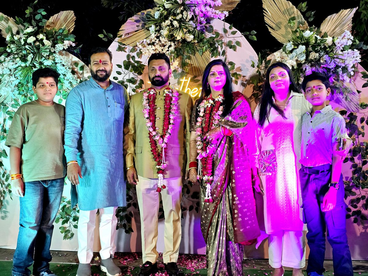 भाजयुमो के साथी एवं भाजपा अल्पसंख्यक मोर्चा के पदाधिकारी भाई Lakhwinder Lucky Singh जी के 25वीं वैवाहिक वर्षगांठ के अवसर पर उपस्थित होकर उन्हें और भाभी जी को शुभकामनाएं दी...
