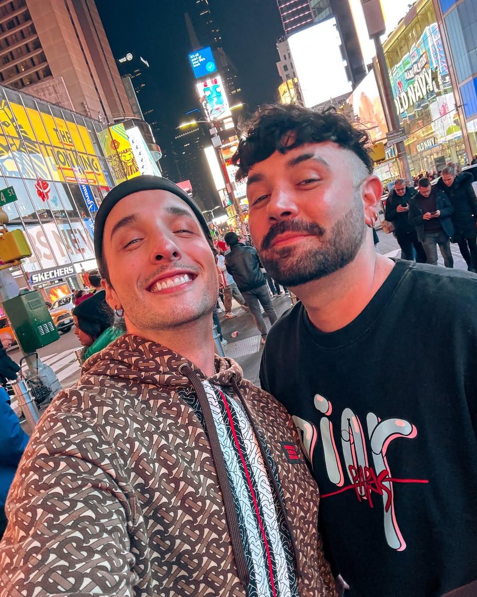 YazCaSo_Ruler's tweet photo. Buenos días a mis personas favoritas y a esta foto en su lugar favorito 🗽🔥😍 https://t.co/HupmuTKGX4