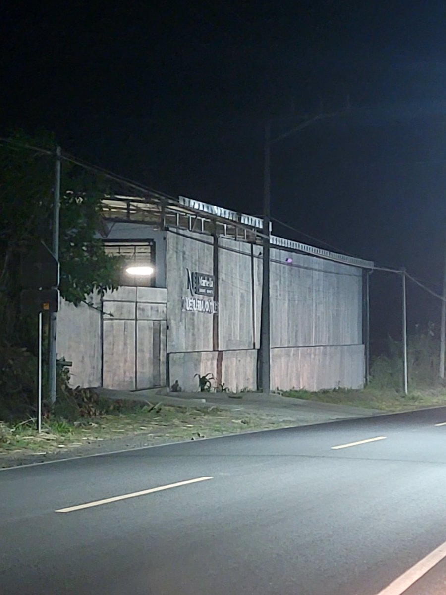 Según denuncia este esté otro lugar fachada #MubleriaMarbella, San Juan Opico siempre se mantiene cerrado no se ven muebles y según dicen solo entran carros y salen piden a las autoridades verificar <a href="/nayibbukele/">Nayib Bukele</a> <a href="/PNCSV/">PNC El Salvador</a> <a href="/FGR_SV/">Fiscalía General de la República El Salvador</a> <a href="/Vi11atoro/">Gustavo Villatoro 🇸🇻</a> <a href="/merino_monroy/">René Francis Merino Monroy🇸🇻</a> <a href="/NetoSanabria/">Neto Sanabria</a>