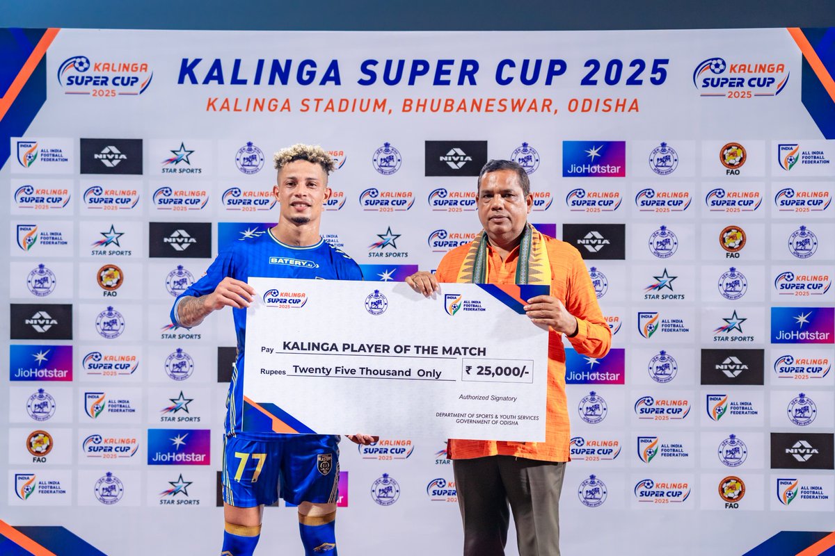 sports_odisha's tweet photo. MLA, Ekamra, Sri @babusinghodisha attended the #KalingaSuperCup2025 match between @KeralaBlasters and @eastbengal_fc. He graced the post-match ceremony and presented the POTM award to the #KeralaBlasters' Noah Sadaoui.
#OdishaForFootball #KalingaStadium #IndianFootball #KBFCEBFC