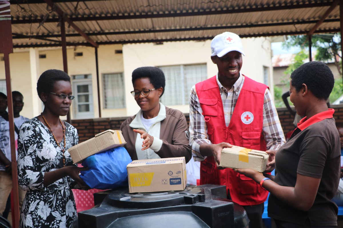 croix_rougebdi's tweet photo. 1/3)Les volontaires de l'Unité de quartier de Jabe 1 de la commune @commune_mukaza , @MairieBuja ont donné, ce 19/4/2025, une assistance en non vivres aux enfants vivant avec handicap du Centre de Formation et de Réinsertion Socio-professionnelle des handicapés de #Jabe.
@ifrc https://t.co/PjaJQU9MzF