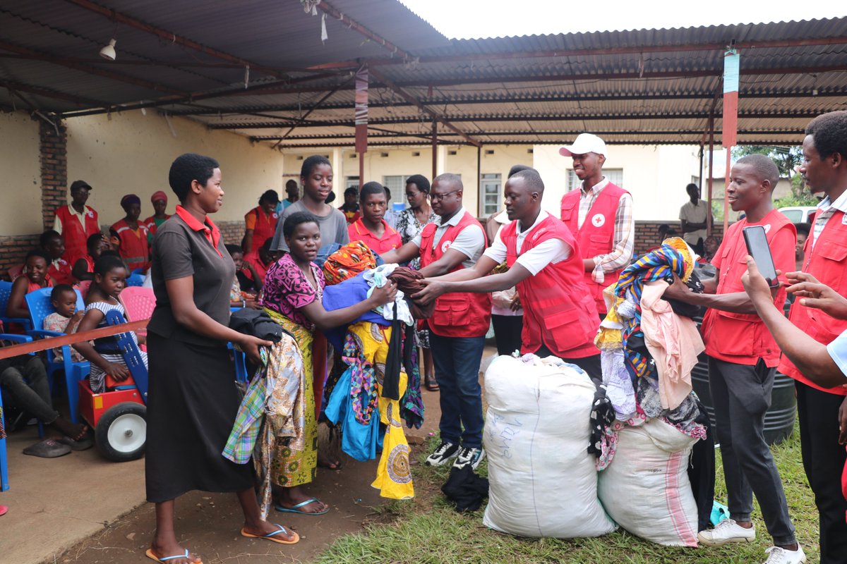 croix_rougebdi's tweet photo. 1/3)Les volontaires de l'Unité de quartier de Jabe 1 de la commune @commune_mukaza , @MairieBuja ont donné, ce 19/4/2025, une assistance en non vivres aux enfants vivant avec handicap du Centre de Formation et de Réinsertion Socio-professionnelle des handicapés de #Jabe.
@ifrc https://t.co/PjaJQU9MzF