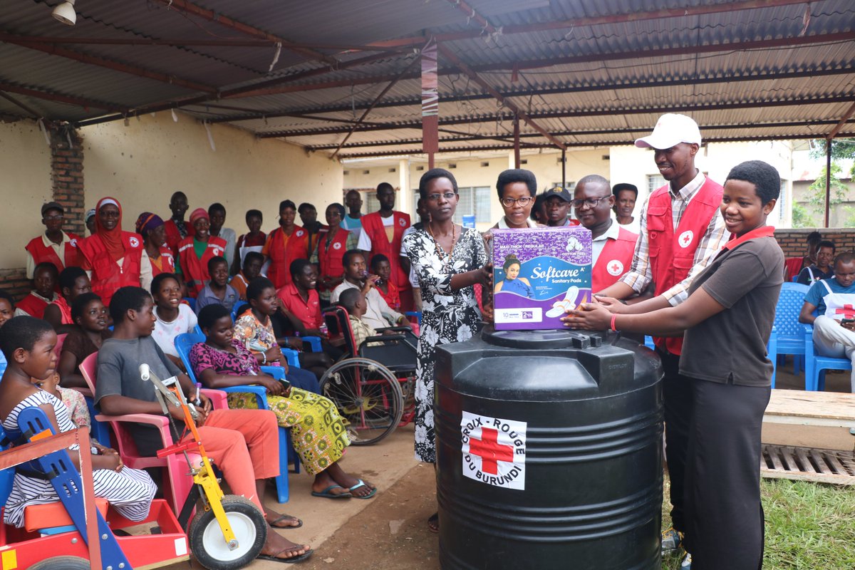 croix_rougebdi's tweet photo. 1/3)Les volontaires de l'Unité de quartier de Jabe 1 de la commune @commune_mukaza , @MairieBuja ont donné, ce 19/4/2025, une assistance en non vivres aux enfants vivant avec handicap du Centre de Formation et de Réinsertion Socio-professionnelle des handicapés de #Jabe.
@ifrc https://t.co/PjaJQU9MzF