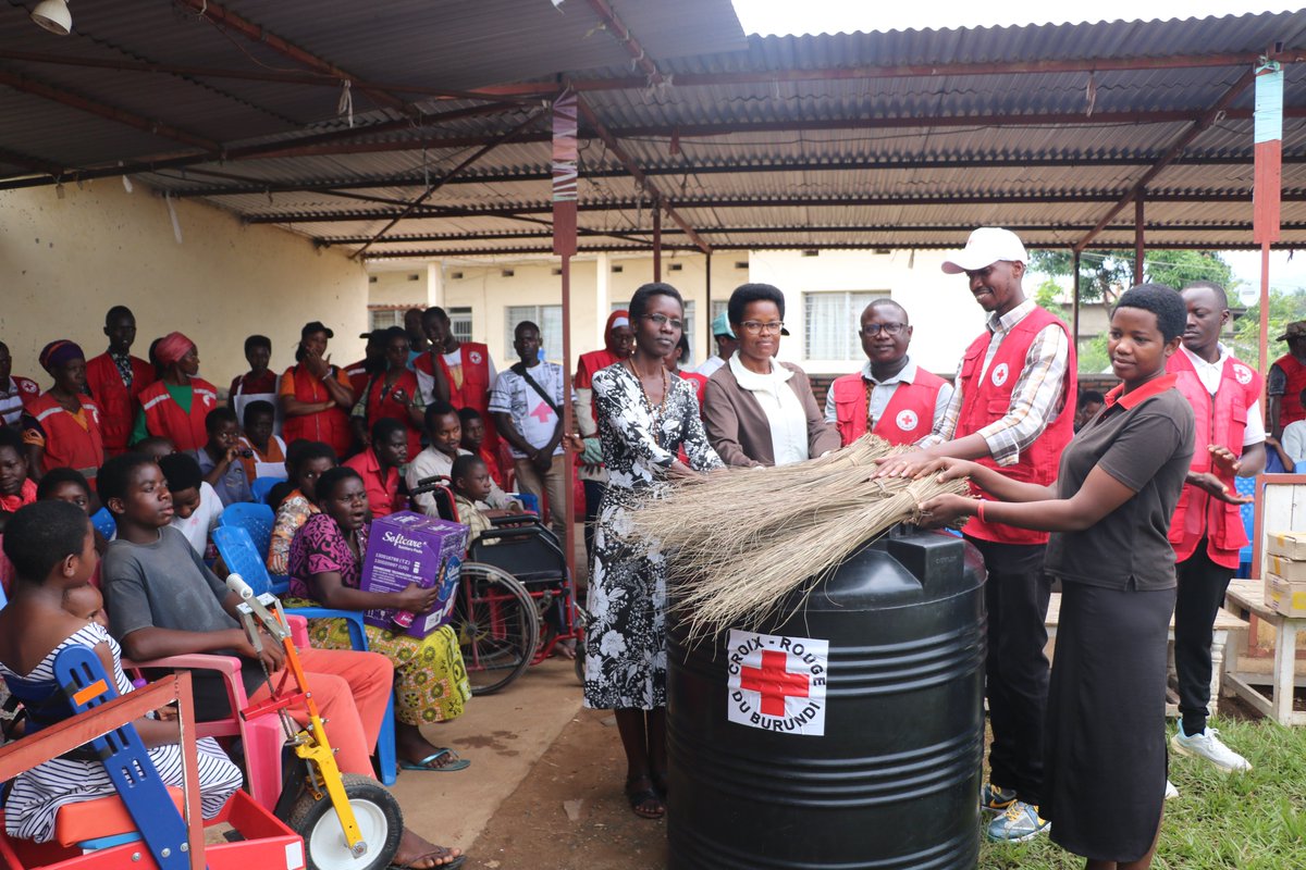 croix_rougebdi's tweet photo. 1/3)Les volontaires de l'Unité de quartier de Jabe 1 de la commune @commune_mukaza , @MairieBuja ont donné, ce 19/4/2025, une assistance en non vivres aux enfants vivant avec handicap du Centre de Formation et de Réinsertion Socio-professionnelle des handicapés de #Jabe.
@ifrc https://t.co/PjaJQU9MzF
