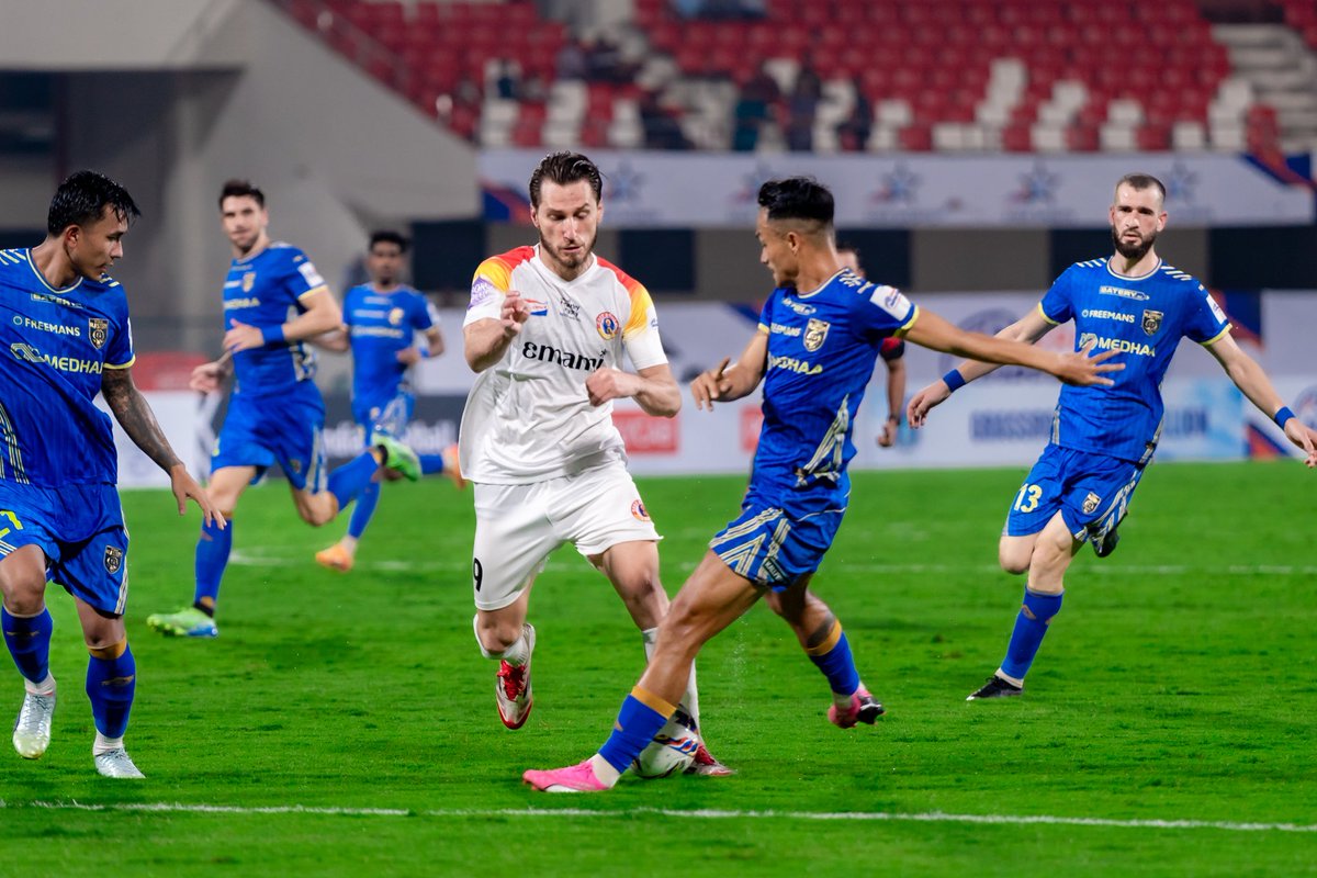 Kol_Football's tweet image. Kalinga Super Cup 2025 : DEFENDING CHAMPIONS EAST BENGAL FC ARE OUT FROM  THE SUPER CUP.
Kerala Blasters FC 2-0 East Bengal FC (Full Time)
SCORE UPDATE LINK - kolkatafootball.com/live_update/in…
PIC - AIFF
#KBFCEBFC #IndianFootball #KalingaSuperCup ⚽️