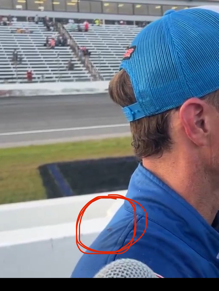 05reddmax's tweet photo. @Noah_Lewis1 @kaseykahne How come no one saw the bug crawling on Kahnes shoulder and go it off?! Way to drop the ball reports 🤣 https://t.co/hqNNqSrxbE