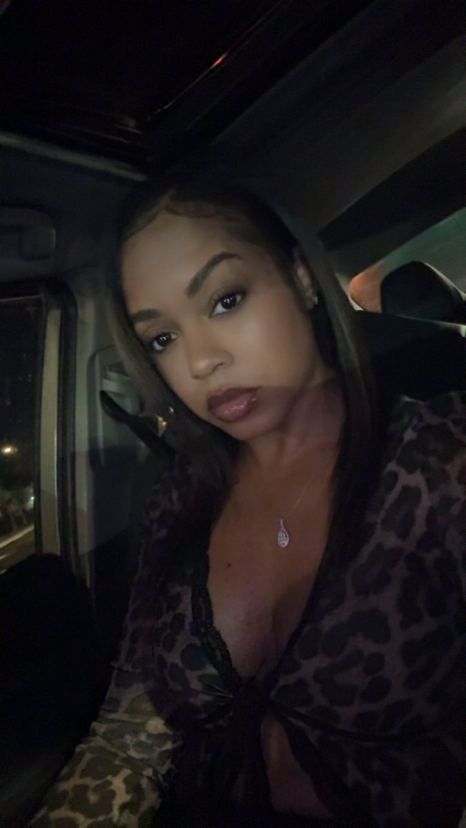 ___lowkeyNEE's tweet photo. body right she a ten in the face ✨ https://t.co/sgJh7C9zML