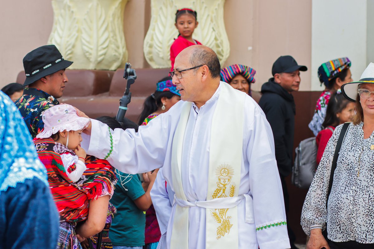 JimmyChaclan_EU's tweet photo. Este día, en la cabecera departamental de #Totonicapán se realiza el cortejo procesional de Domingo de Resurrección. Varios fieles acompañan el cortejo procesional, que recorre principales calles y avenidas. 

@EmisorasUnidas https://t.co/r0DRT2Nl0A
