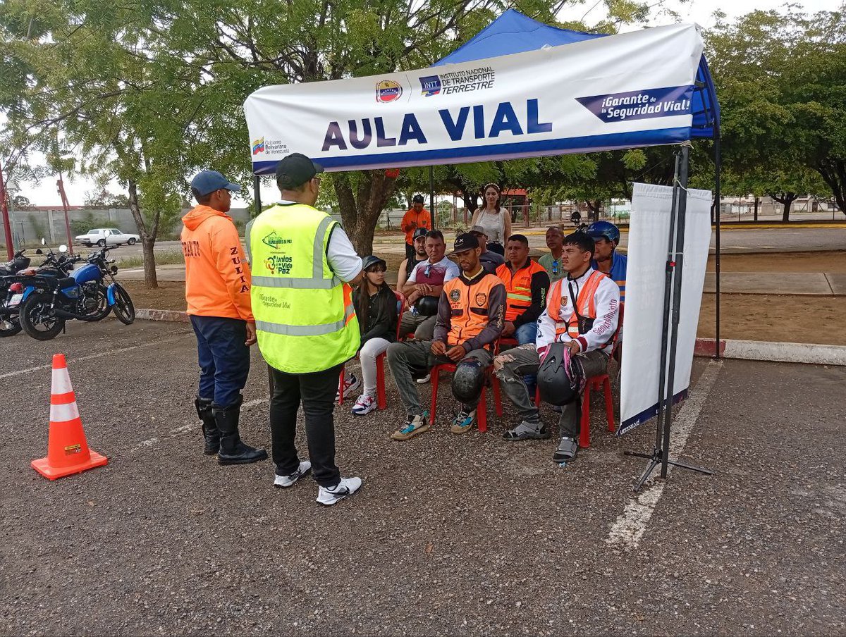InttContigo's tweet photo. El #INTT Ciudad Ojeda, junto al #CPNB, mantiene el aula vial en la Av. N para concientizar a los motorizados sobre el uso de los dispositivos de seguridad, garantizando así una seguridad vial para todos https://t.co/dcX15zkr95