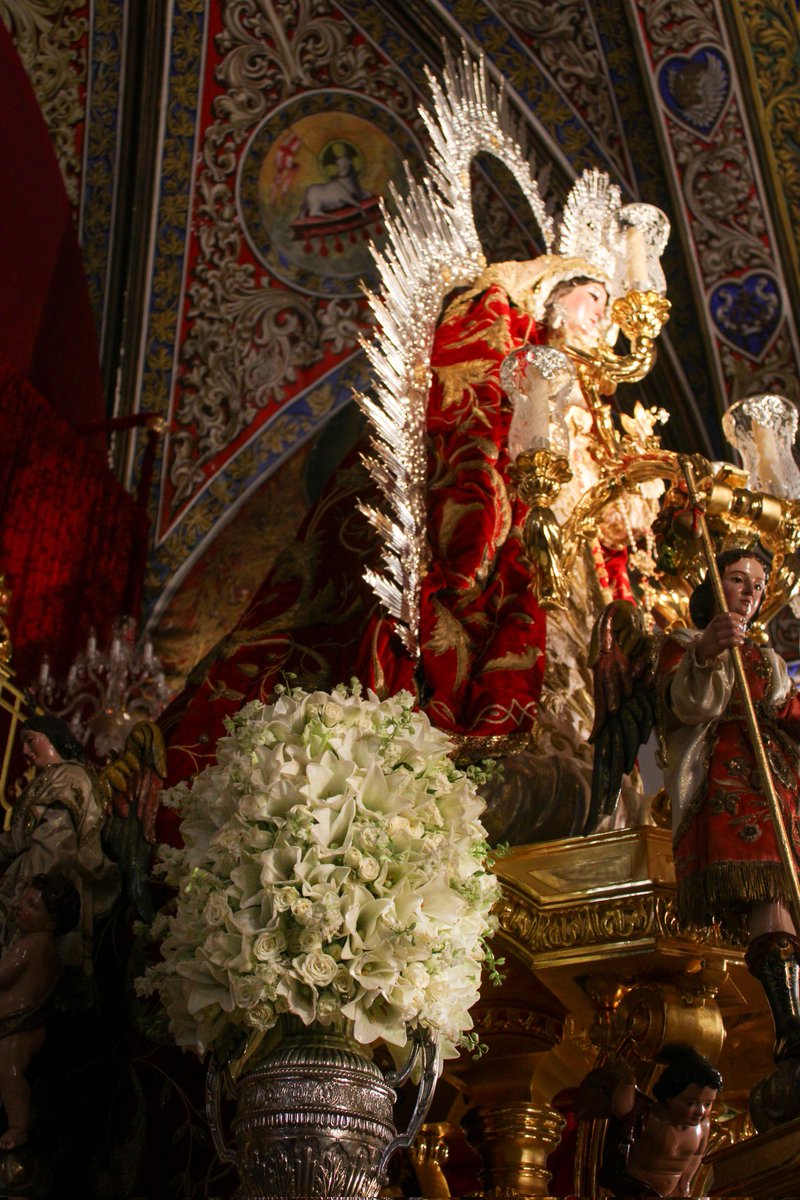 🔴 El exorno floral del paso de Gloria de Nuestra Señora de la Soledad Coronada, está compuesto por Longuiflorun, rosas de pitimini, delfinium y flor de cera. 

¡Viva la Virgen de la Soledad! 
¡Viva la Virgen de Castilleja!

#Castilleja #ResucitaEnLaPlaza #TDSCofrade