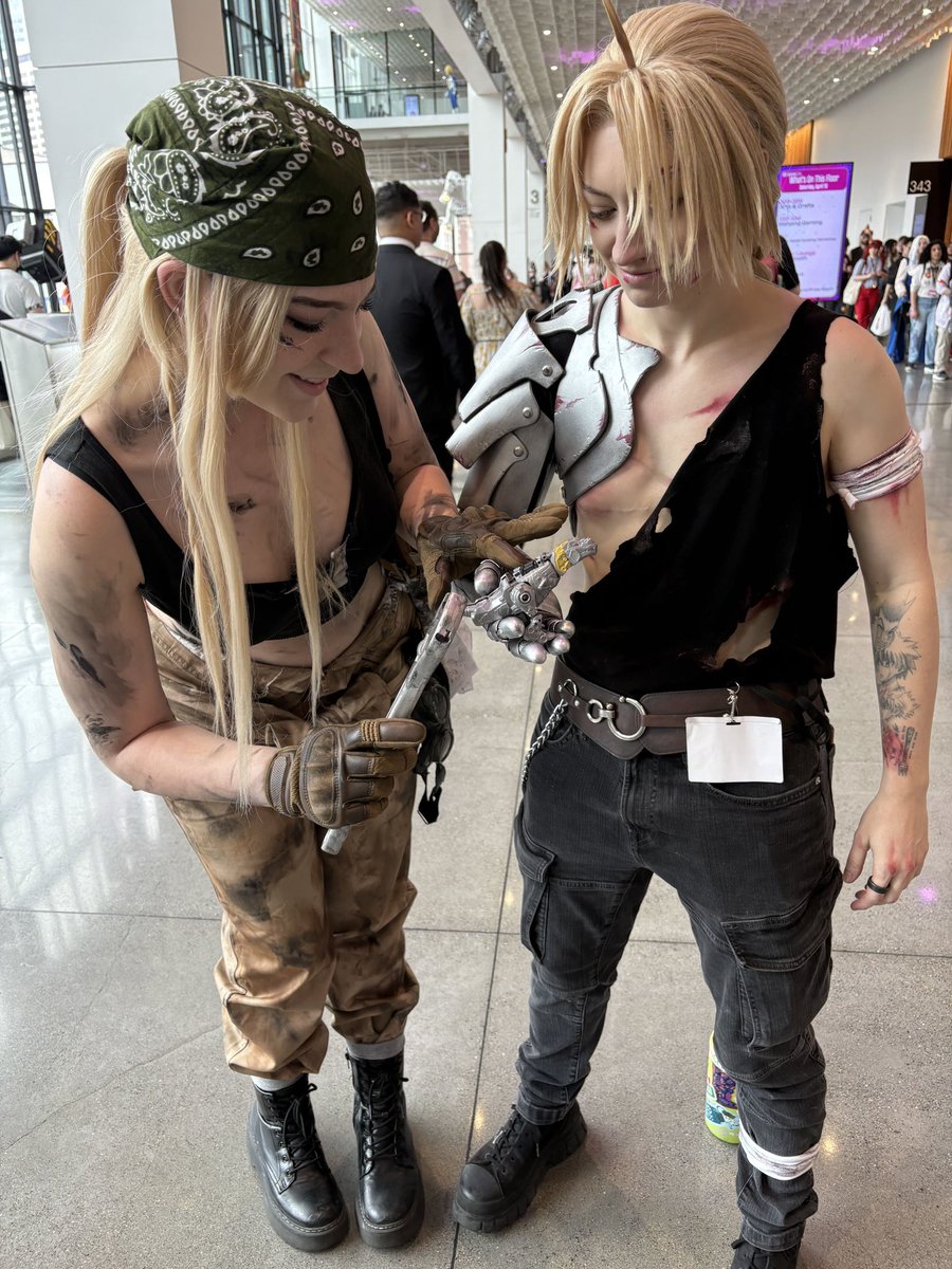 RyogaShep's tweet photo. Got cosplayers to pose with Grimlock :D #SakuraCon2025 https://t.co/ibb9o7sR7L