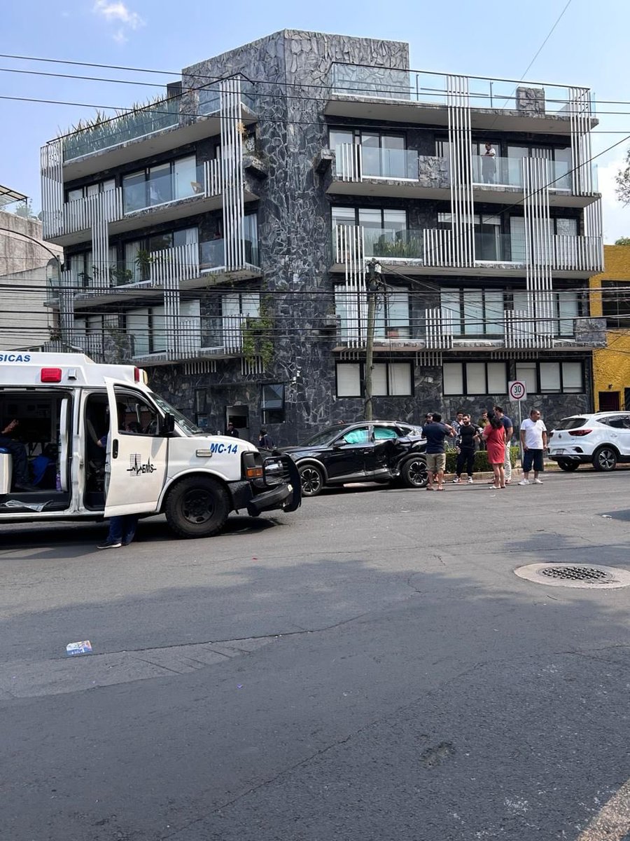 alfredokriki's tweet photo. La alcaldia Benito Juárez cree que no es necesario un tope en el cruce de Porfirio Diaz y Santa Rosalia, y que nada puede hacer con el tema de las ambulancias… una familia pago las consecuencias. @AccionesBJ @LuisMendozaBJ https://t.co/MEuJuRY8At