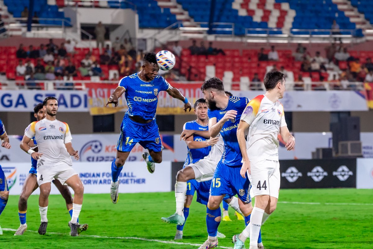 IndianFootball's tweet image. Defending champions @eastbengal_fc sent packing by @KeralaBlasters in #KalingaSuperCup 2025 opener ⚔️

The #Blasters will face @mohunbagansg in the quarter-finals on April 26! 🔥

#KBFCEBFC match report 🔗 bit.ly/3EjvSgq

#IndianFootball ⚽️