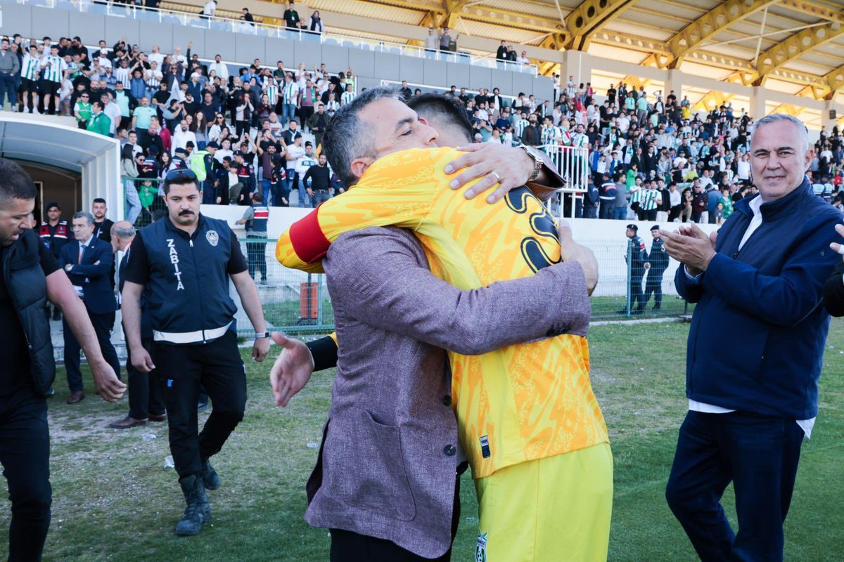 Bölgesel Amatör Lig 6. Grup’ta mücadele eden Manavgat Belediyesporumuz, kendi sahasında konuk ettiği Eskişehirspor’u 1-0 mağlup etti.

Her zaman desteğini hissettiğimiz büyük taraftarımıza teşekkür ediyor, teknik ekibimizi ve futbolcularımızı kutluyorum. Bu yolun sonu şampiyonluk
