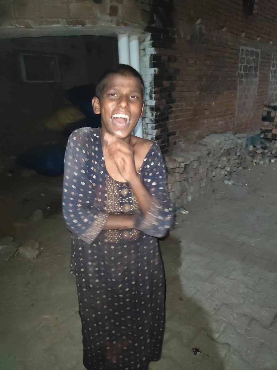 call8mohsin's tweet photo. ये बच्ची पिछले एक हफ़्ते से गाव उसिया जिला ग़ाज़ीपुर में घूम रही है, नाम और पता नहीं बता पा रही है कियूकी बच्ची बेजुबां है , महोदाय इस बेजुबान बच्ची की मदद करे🙏
@Uppolice @AdminGhazipur @DildarnagarNews https://t.co/4DwtUxFn9I