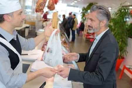 Un aplauso para este señor.
Que rule.

"Hoy ha venido a comprar a mi carnicería, el director de mi banco, primero de todo le he hecho sentarse en una silla unos 30', mientras yo hacía otras cosas en mi negocio. Cuando me ha parecido le he preguntado qué deseaba, a lo que me ha