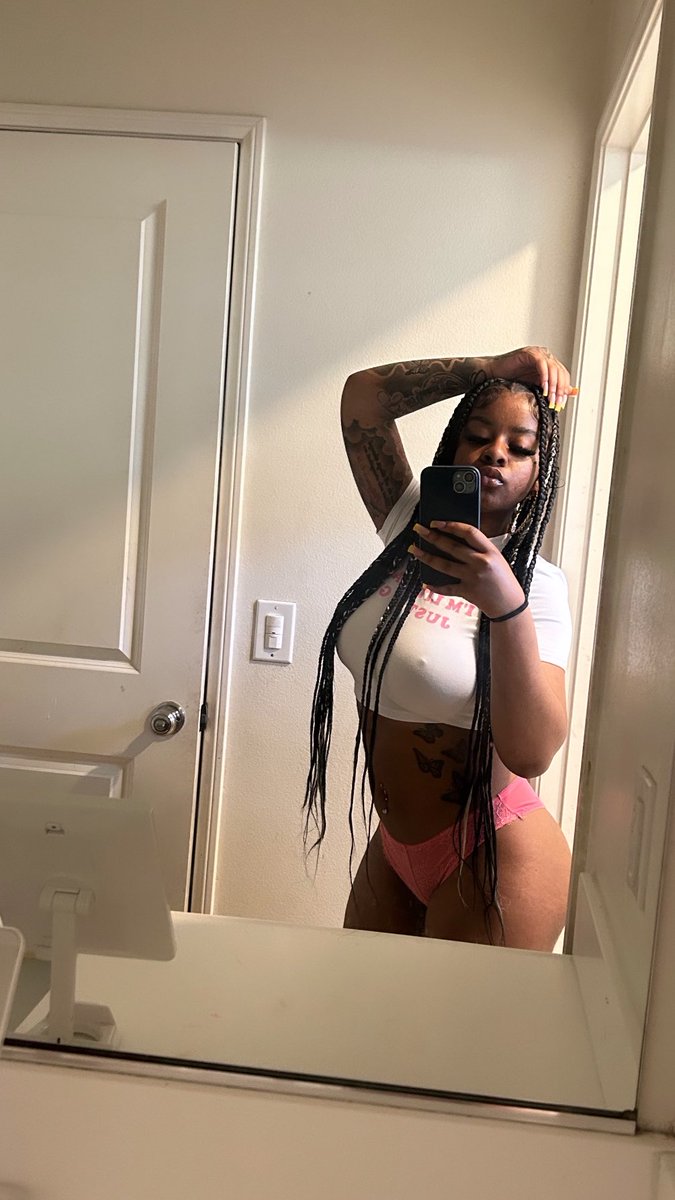 Notrgulrr's tweet photo. just a girl 💗 https://t.co/ktyyzCrD7q