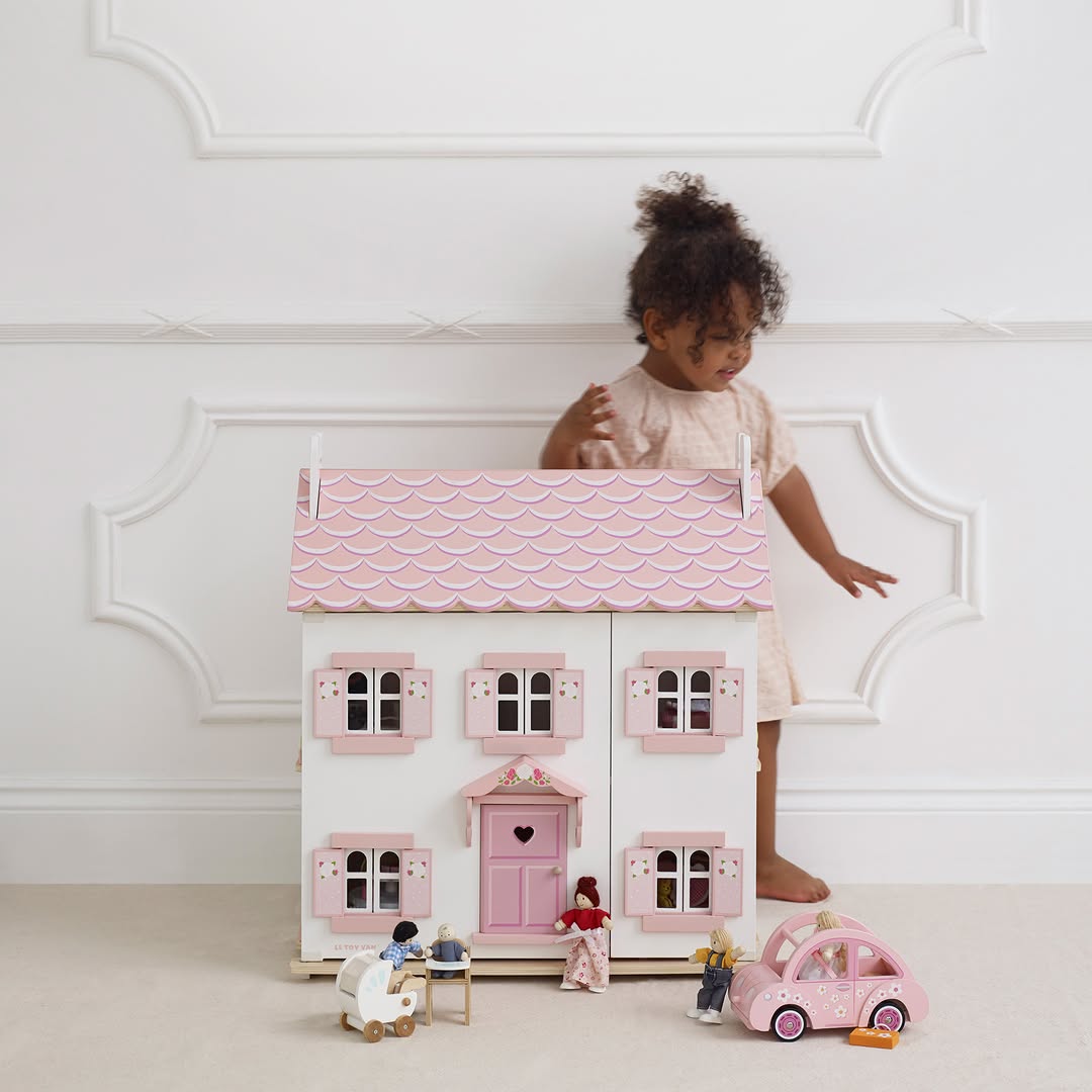 ElijahElliotte's tweet photo. A dreamy dollhouse and a mini style icon 🏡💫
Playtime just got a glow-up—with soft blush tones, heirloom-quality details, and the sweetest little pieces to spark their imagination.⁠

#ElijahElliotte #DollhouseGoals #ChicPlayroom #TrendyToys  #LuxuryKidsDecor #PlayroomInspo https://t.co/C2AfbHZ7IR