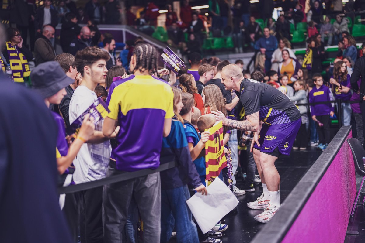 HBCNantes's tweet photo. 🤳 🫶
#WeHfamily #PeupleViolet https://t.co/023xrkmD79