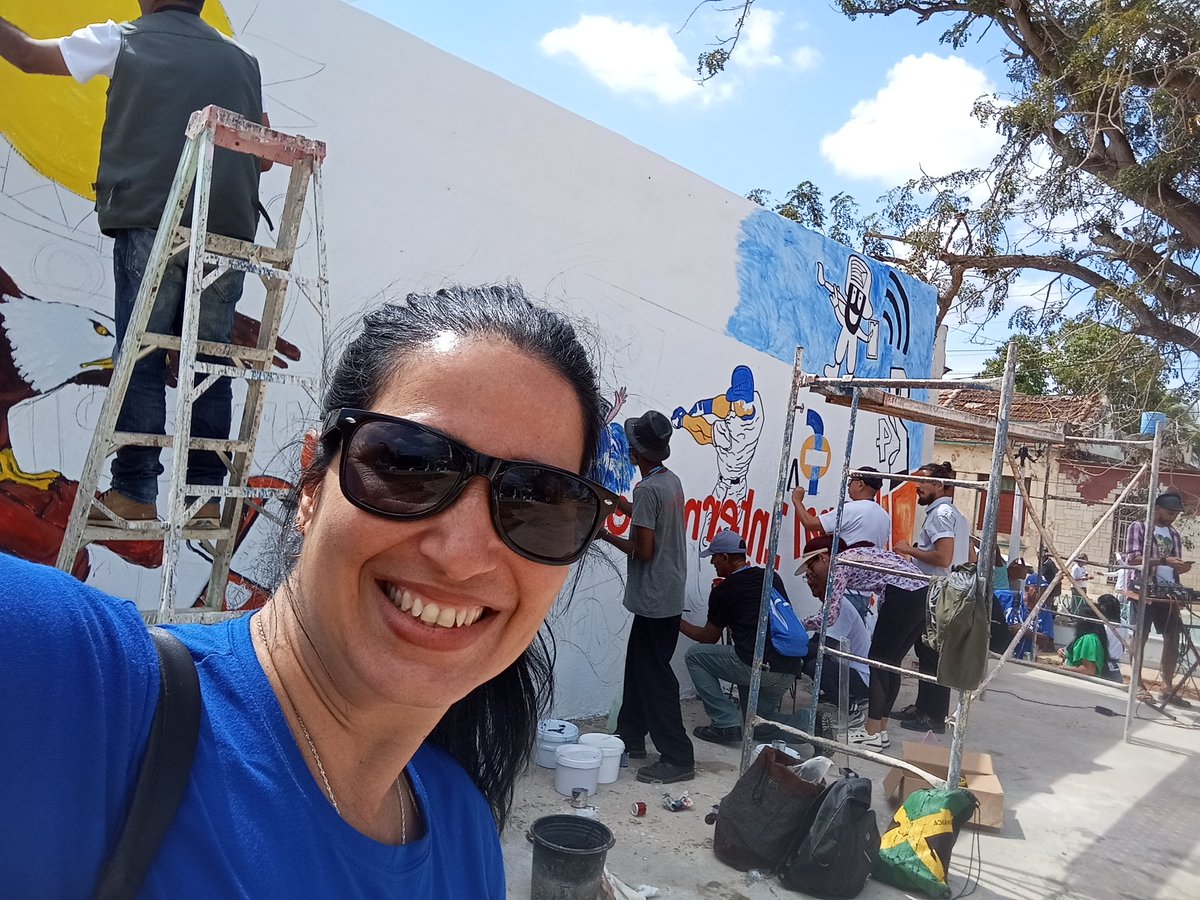 Se pinta el mural en el Parque del Humor. 
#SanAntonioDelHumor