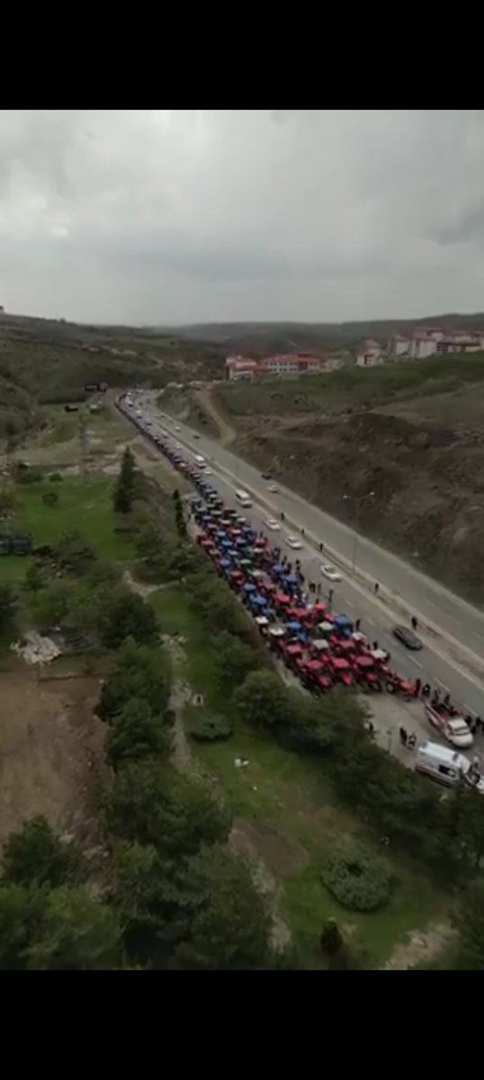 emrearsln571's tweet photo. 1-2milyonluk traktöre bin çoğu devlet destekli ama çık #istifa dye bağır bu hükumetn çiftçye verdiğni kimse vermedi bugün çıkıp size sıfır maliyetsz mahsul ektirse size yine yaranılmaz çünkü nankörsünüz size desteğe gelen kendi ülkesini İngilzce şikayet edenle takılın siz #Yozgat https://t.co/Yqa5T88ZY7