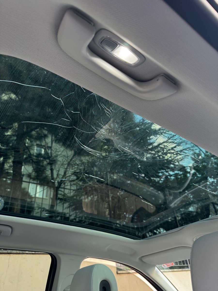 Bu ülkede insan canının ne kadar değersiz olduğunu bugün kendi başımıza gelen bir olayla yeniden hatırladım.

Polis kim olduğunu biliyor, tüm mahalle biliyor. Ama kimse engel olmuyor. Bugün bize isabet etti. Yarın birinin kafasına gelirse ne olacak?

Detaylar aşağıda. Lütfen daha