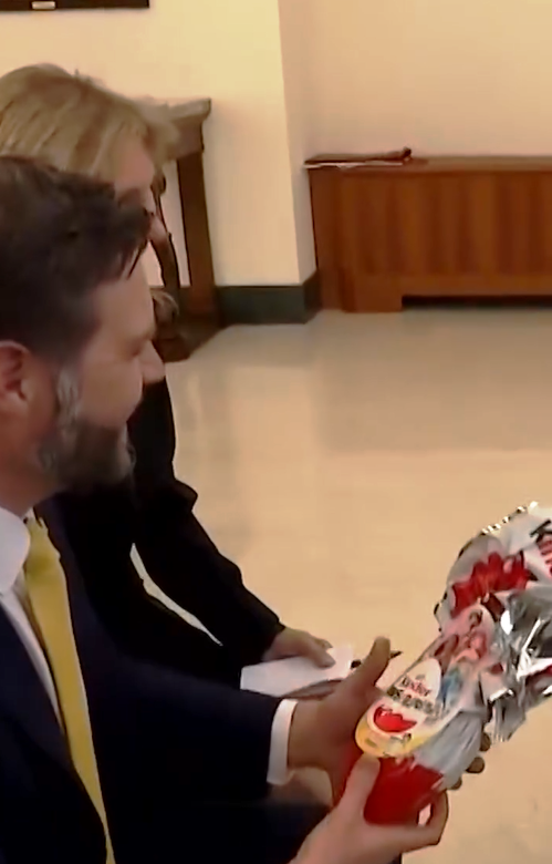 Klar kann <a href="/Pontifex_de/">Papst Leo XIV</a>  Franziskus US-Vizepräsident <a href="/JDVance/">JD Vance</a>  Ferrero Kinder-Überraschungseier  schenken, "aber dafür zahle ich jetzt nicht unbedingt Kirchensteuer", um es mit Bundesernährungsministerin a.D. Julia Klöckner zu sagen.