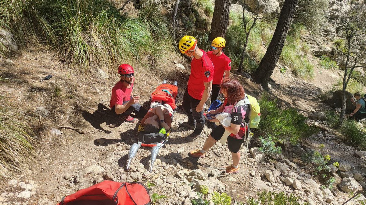 BombersdeMca's tweet image. Avui horabaixa hem assistit a un senderista que ha caigut i ha patit una lesió greu al Pas de sa Creu a nes Cairats, Valldemossa.
@SAMU061IB
#ProteecioCivil
#ParcSóller
#ParcInca