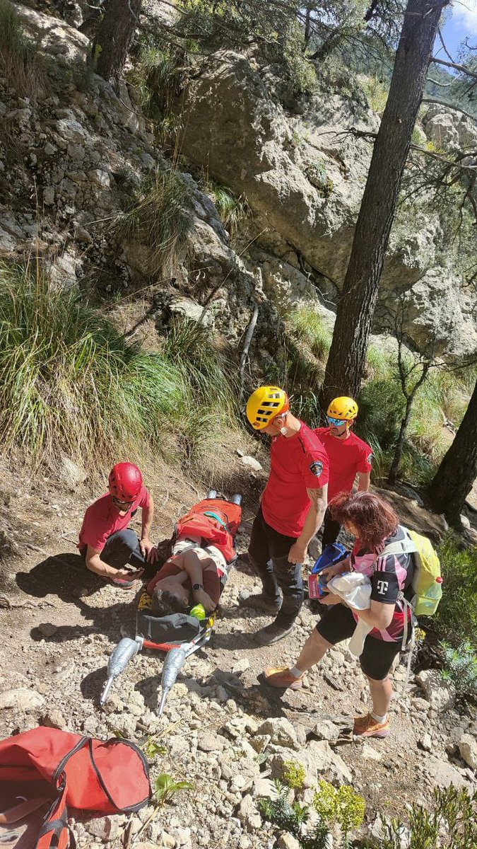 BombersdeMca's tweet image. Avui horabaixa hem assistit a un senderista que ha caigut i ha patit una lesió greu al Pas de sa Creu a nes Cairats, Valldemossa.
@SAMU061IB
#ProteecioCivil
#ParcSóller
#ParcInca