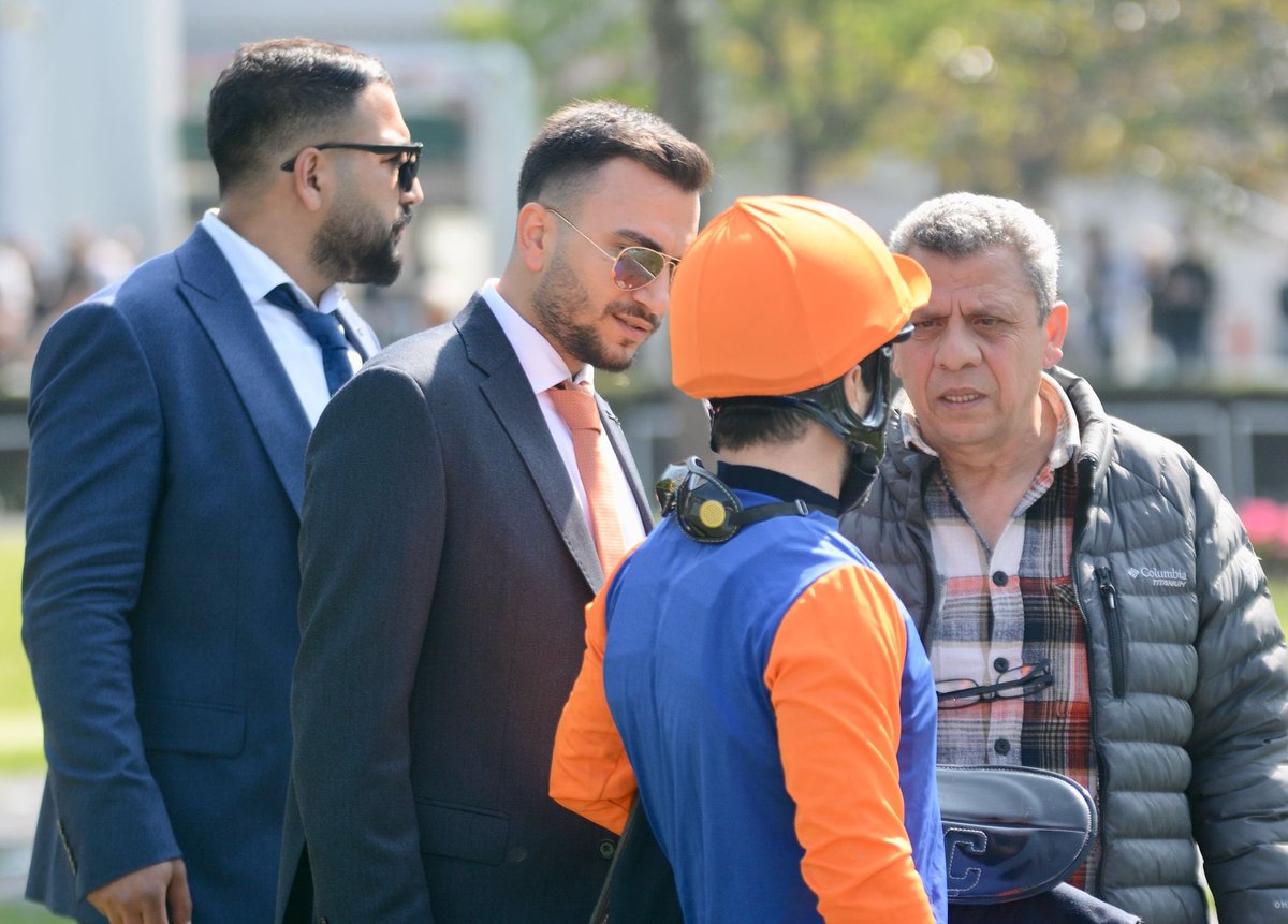 İstanbulda AĞA TALİP ile güzel birincilik.
Emeği geçen Antrenörümüz Alper Ciğer.
Seyisimiz Tahir Çakmak Emekleri geçen idman jokeyimiz hacı demir ve jokeyimiz Ahmetçelik ve nalbantımızdan tüm ekibin eline, emeğine sağlık…