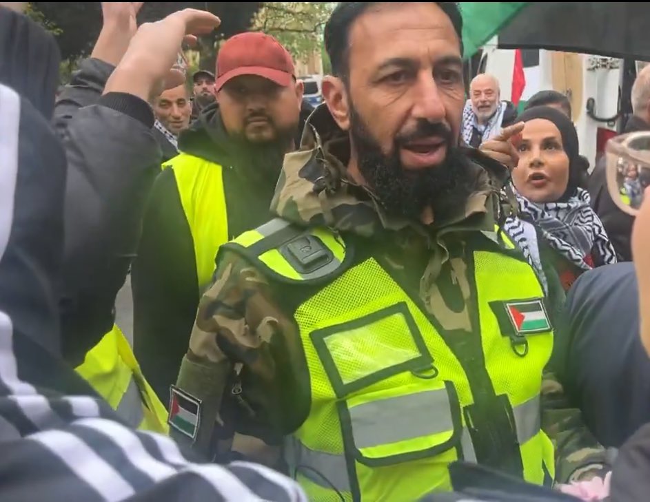 BastiGassl's tweet image. Ich bin 2018 mit der liberalen Naivität nach Berlin gekommen, dass es in Deutschland eine recht spannende und nette multikulturell angehauchte Co-Existenz verschiedener Religionen geben könnte und Berlin das ja auch so in die Welt hinaus kommuniziert. Mich hat das zugegeben…