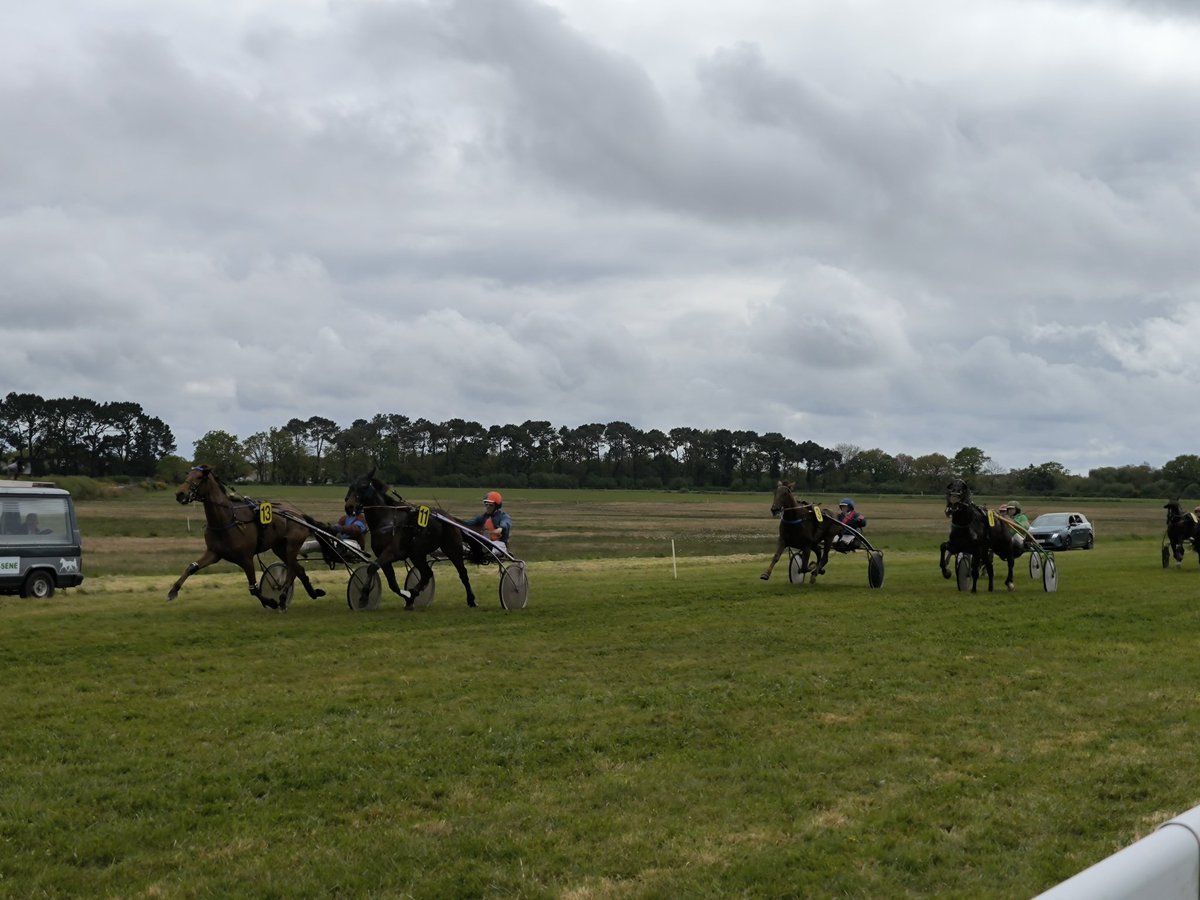 Les courses de Cano, une institution à Séné ! Félicitations à la société des courses du Pays de Vannes pour cette organisation. Rdv le 8 mai pour le 2nd round. #Séné #Hippisme #Vannes