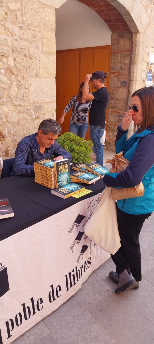 penguinllibres's tweet photo. Diumenge de signatures a #Calonge @pobledellibres https://t.co/EHUfKrbo12