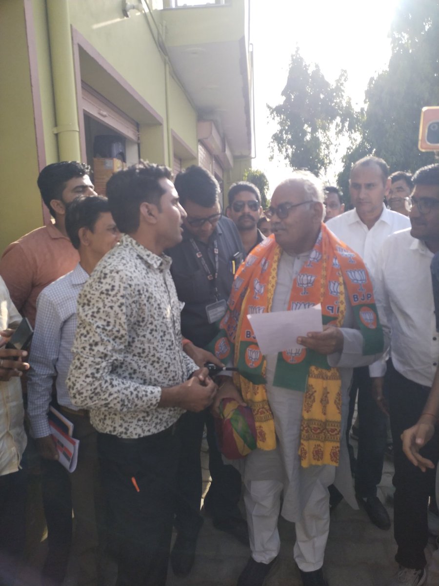 Yogeshkumawat10's tweet photo. कंप्यूटर अनुदेशक (शिक्षक) संघ ने आज डीडवाना-कुचामन के धनकोली में श्री मदन दिलावर को पदनाम परिवर्तन और वेतन विसंगति  के लिए ज्ञापन दिया, मंत्री जी ने कहा की मामला सरकार के संज्ञान मे है जल्द ही कार्यवाही करने हेतु आश्वाशन दिया इस पर विनोद , रविकांत, कैलाश , सुरजीत  आदि मौजूद रहे https://t.co/KWoO7lCn6P