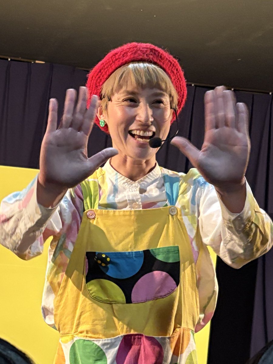 _Nori0178's tweet photo. #macci さん
めちゃ楽しかったです
『虹の向こう』は観客も色とりどりの布を手にしての参加型
子育て中朝夕テレビから流れるこの歌を子供たちと楽しんでた頃を思い出し…
社会人となり結婚してる大人になった娘と共にこの曲を楽しんでいることに涙出そうになったことはここだけの話しです
#こまこらぼ https://t.co/pCRPVgCcjS