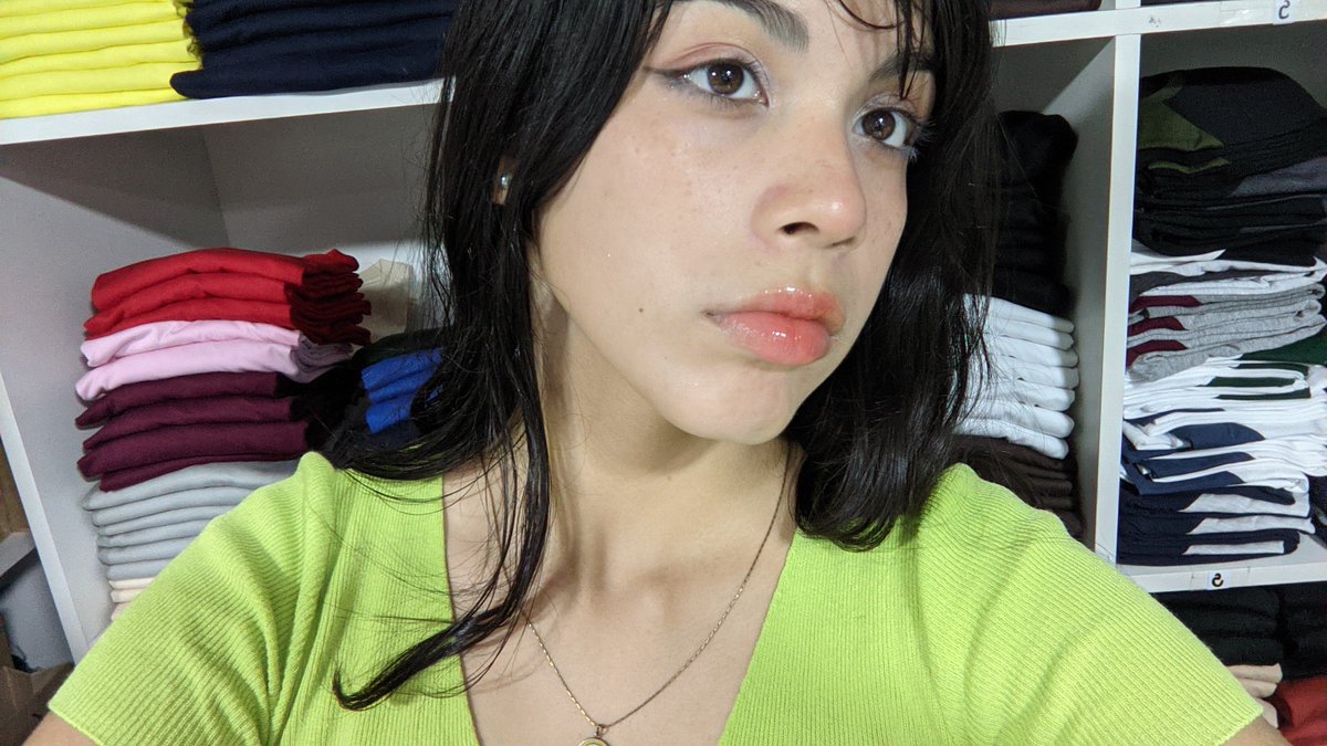 Hola,busco amigos,ya que recién regreso a twt !!
soy muy buena lo juro ☝🏻🤓