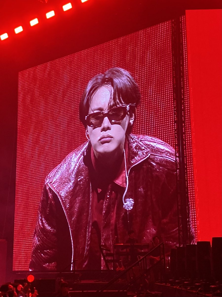 DRUMMERJlMIN's tweet photo. HE LOOKED INSANELY FINE TONIGHT

#HOS_TOUR_MANILA 
#HOPE_ON_THE_STAGE_TOUR_MANILA https://t.co/2hVkcIrDnK