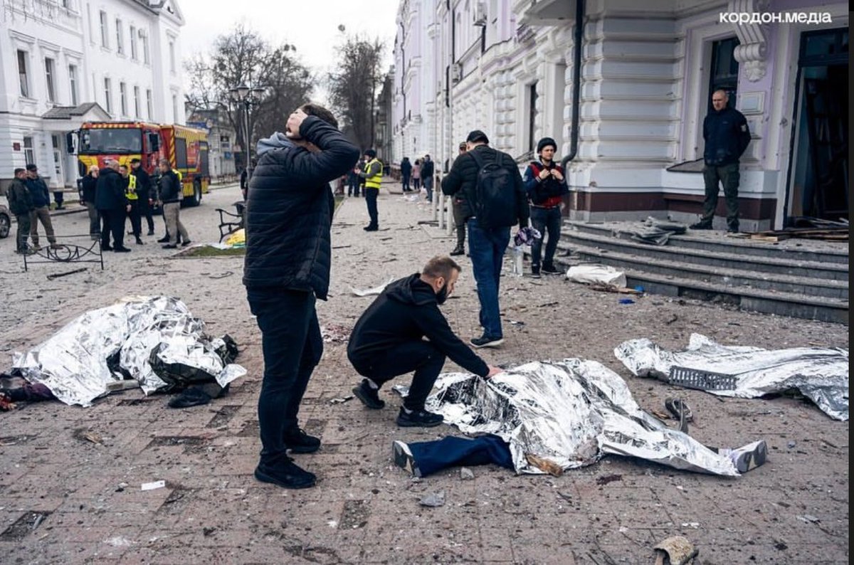 UPowerNation's tweet photo. Oggi un’altra tragica giornata a Sumy. Le forze armate russe hanno bombardato la città uccidendo e ferendo molti civili, tra cui i bambini. Oggi in Ucraina si festeggia la Domenica delle Palme
I russi mostrano di non avere né pietà né valori https://t.co/TBsevYPhTM