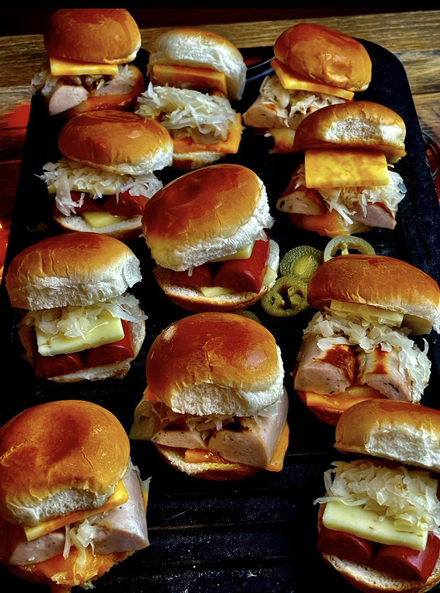 QCSausage's tweet photo. Slider Sunday!😋
#sundayvibes #sliders #smokedsausages #bratwurst #minibites #grillingseason #cincinnatifood https://t.co/f7dV4sIcLf