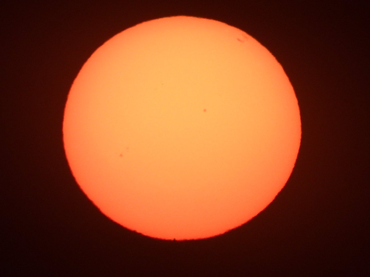 4iluj's tweet photo. #Sunspots #April13th #MexicoCity https://t.co/F347LR5vmf