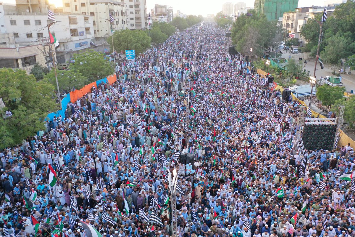 juipakofficial's tweet photo. کراچی ملین مارچ کی ابتدائی مناظر، قائد جمعیت مولانا فضل الرحمٰن مدظلہ مغرب کے بعد شریک ہونگے۔ ان شاءاللہ https://t.co/tsbgVLq5kl
