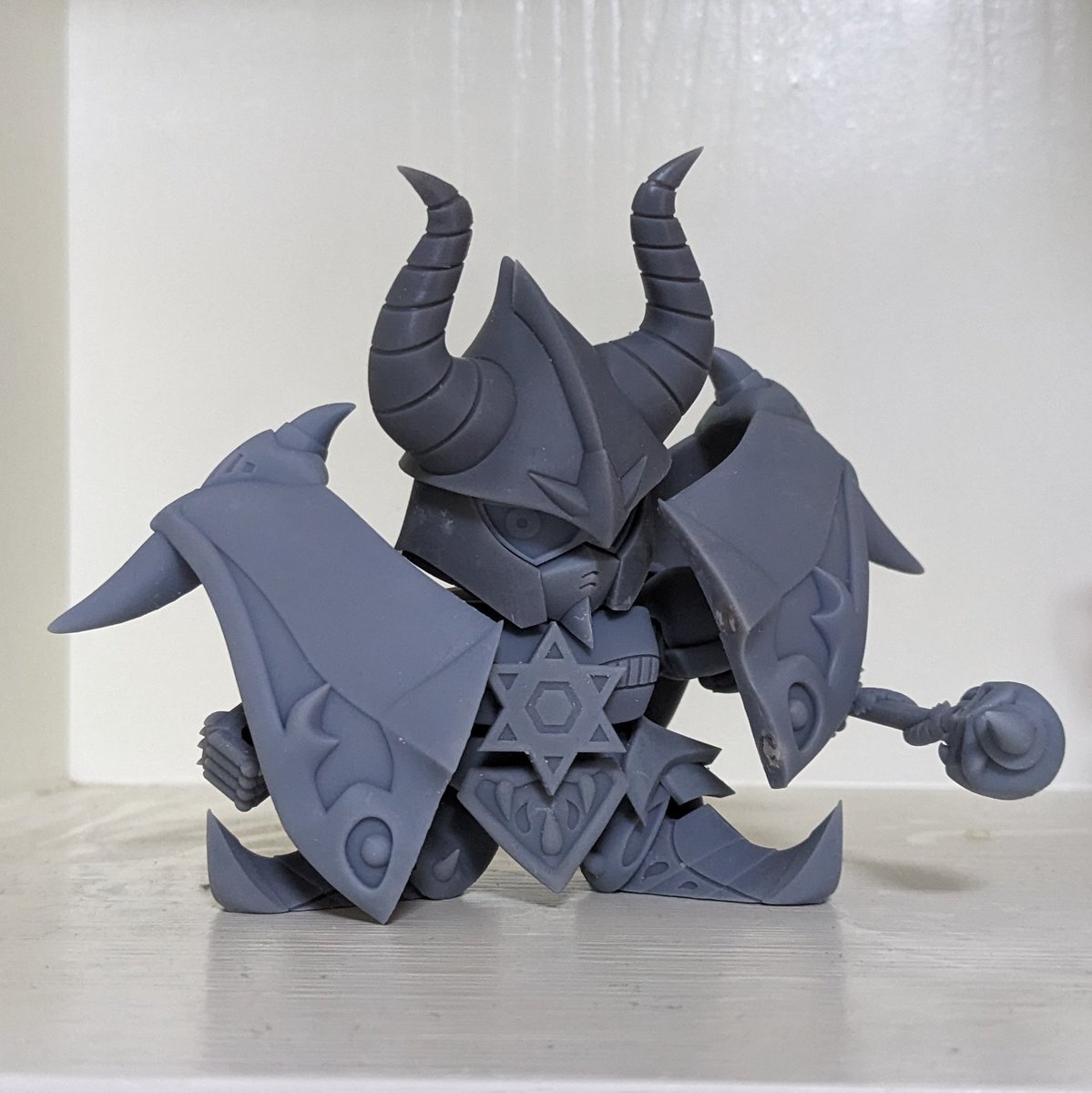 #SDガンダム

 魔王サタンガンダム

マントは独自のギミックを採用し、カードダスクエストにあった半開き状態を再現！

この状態だと動かしやすくなる！

バチクソ格好良くポージングが決まるね！